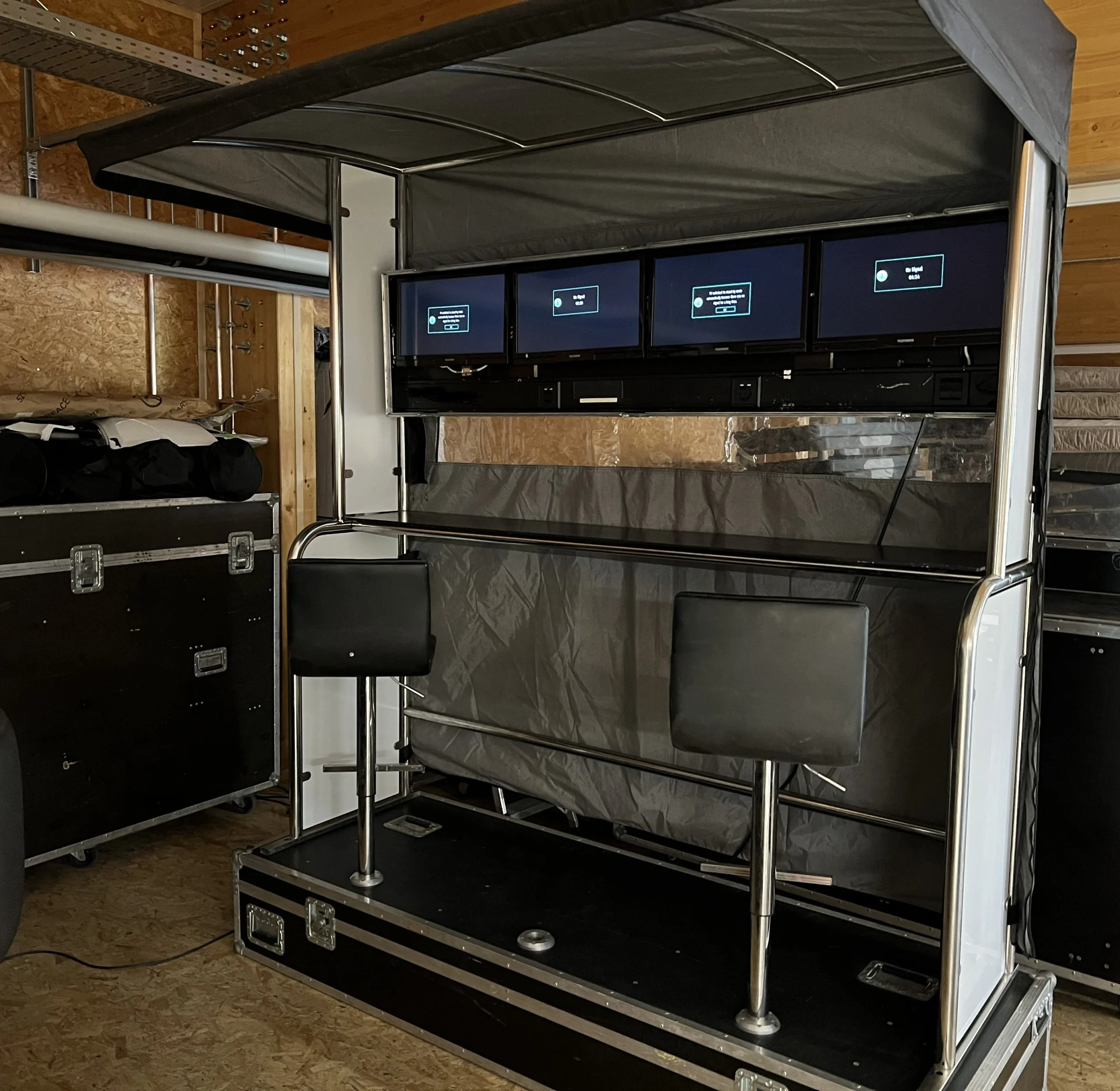 Caseliner Kommandostand mit Bildschirmen