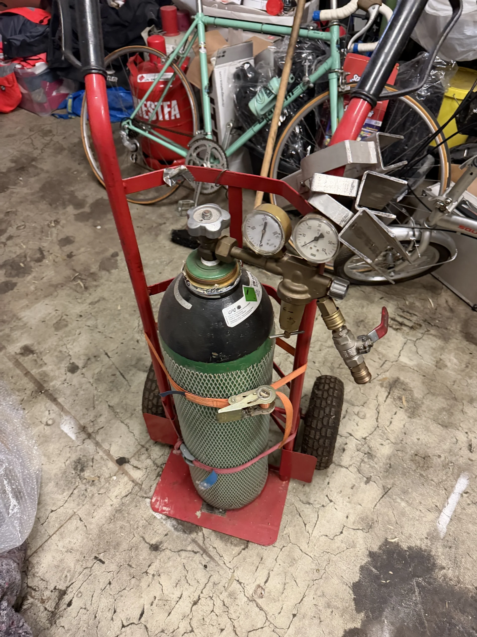 Stickstoffflasche mit Druckminderer und Sackkarre